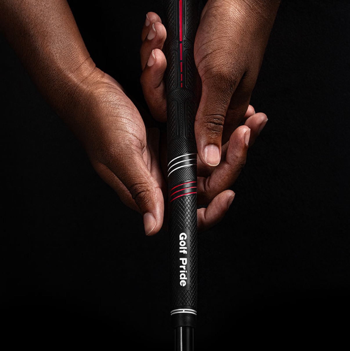 Mano mostrando el agarre del grip Golf Pride CP2 Pro en uso real