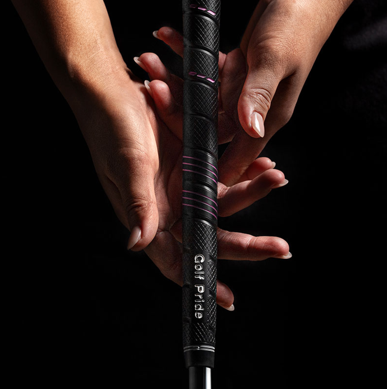 Mano mostrando el agarre del grip Golf Pride CP2 Wrap en uso real