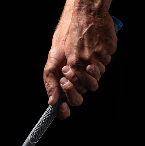 Mano mostrando el agarre del grip Golf Pride CPX — superficie acolchada