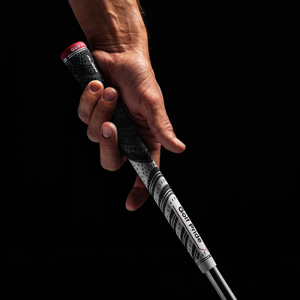 Mano mostrando el agarre del grip Golf Pride MCC ALIGN con raya ALIGN