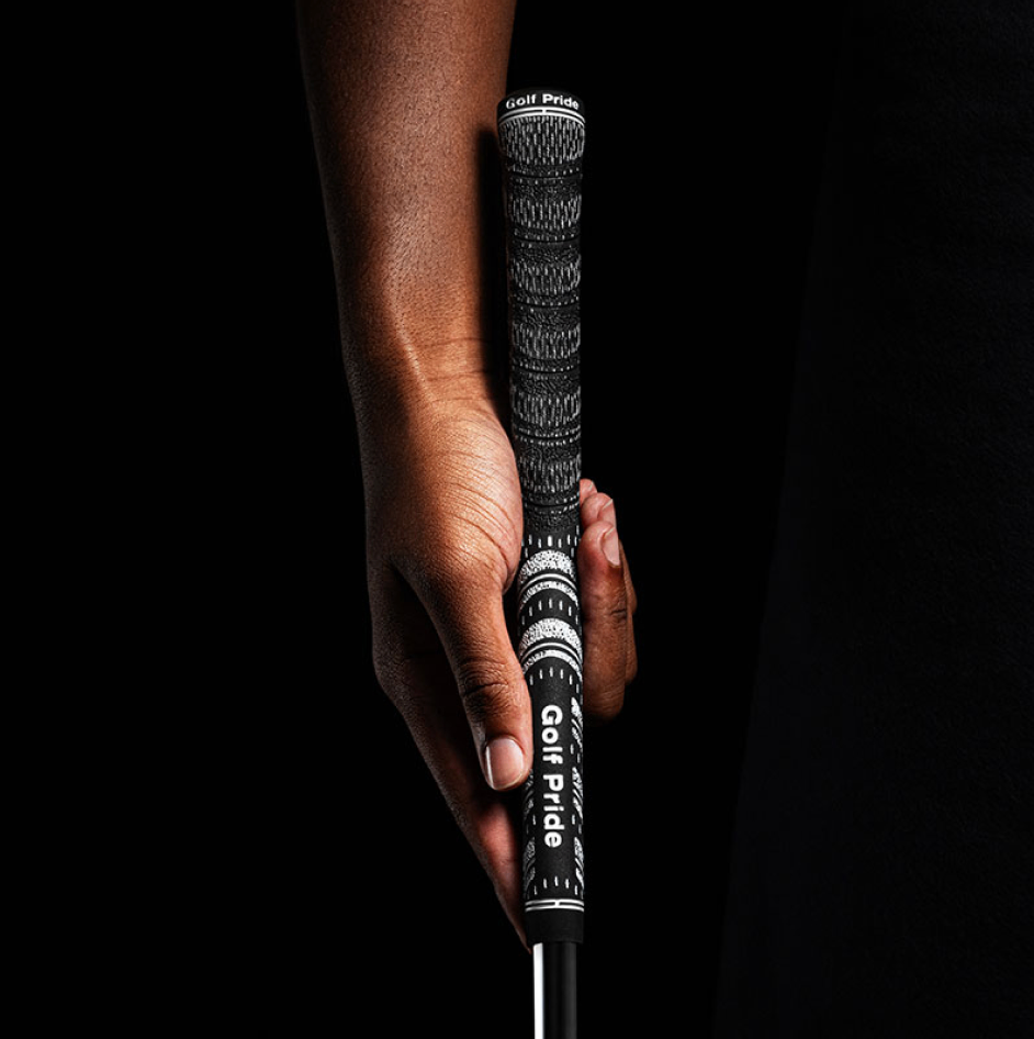 Mano mostrando el agarre híbrido del grip Golf Pride MCC Multi-Compound
