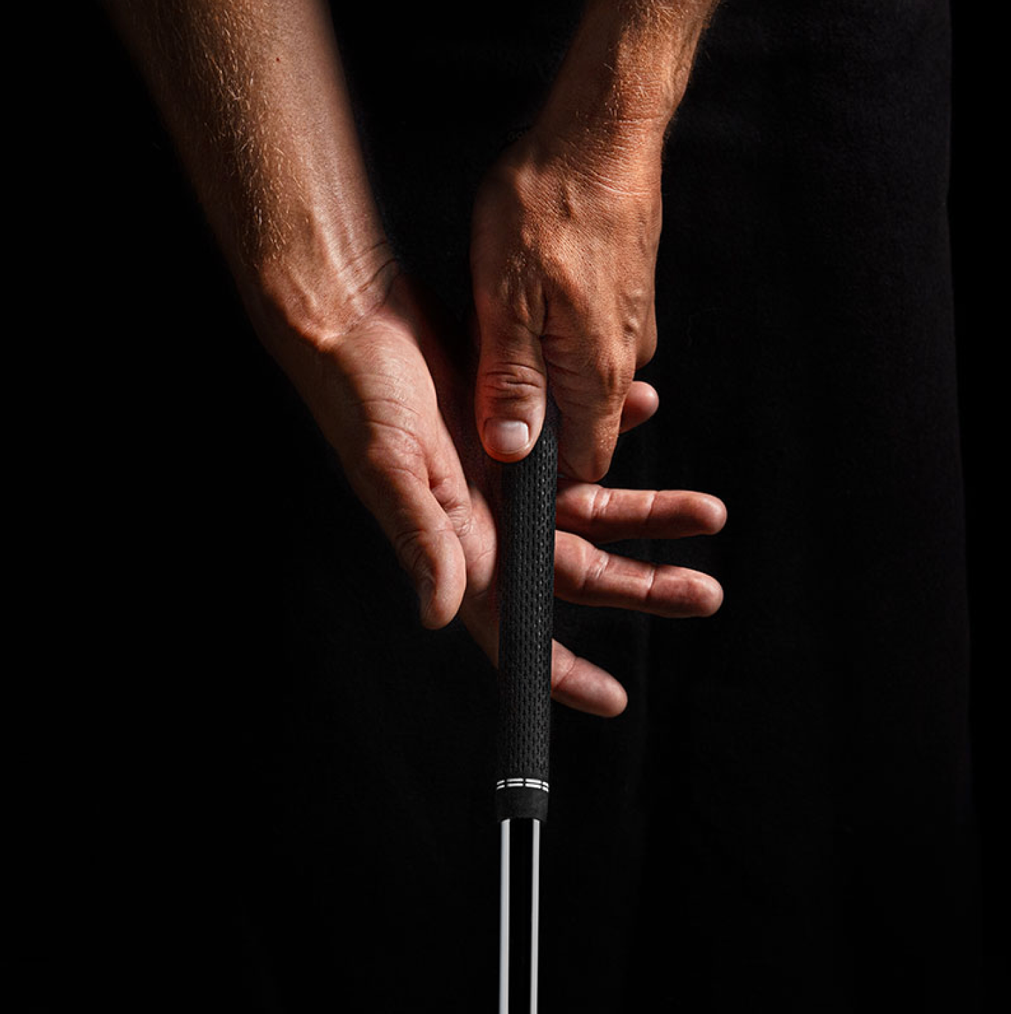 Mano mostrando el agarre del grip Golf Pride Tour Velvet 360 para control profesional