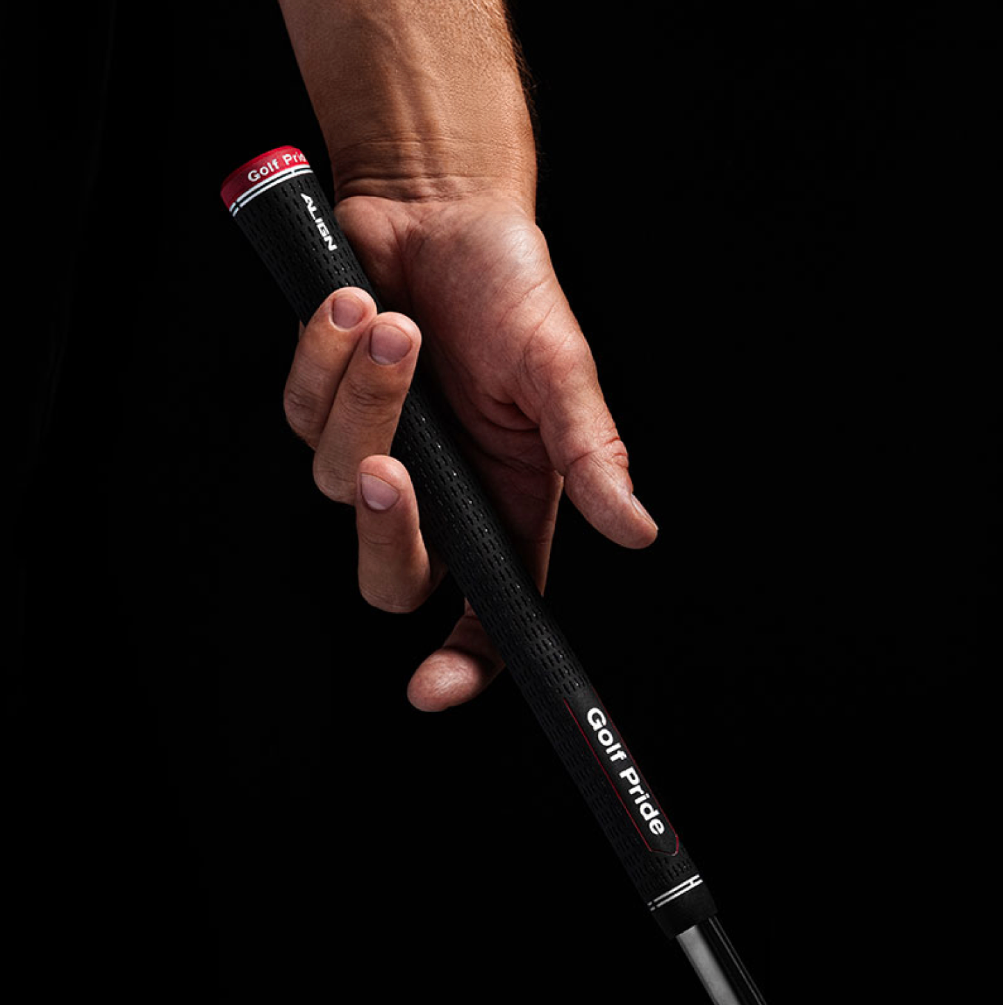 Mano mostrando el agarre del grip Golf Pride Tour Velvet ALIGN con cresta de alineación