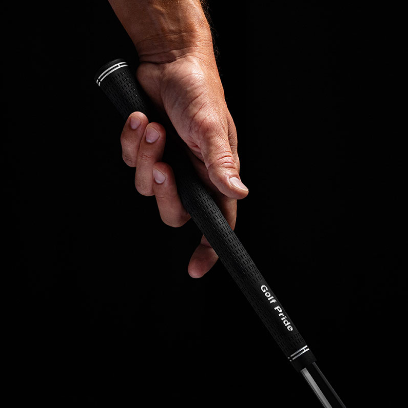 Mano mostrando el agarre del grip Golf Pride Tour Velvet en uso real