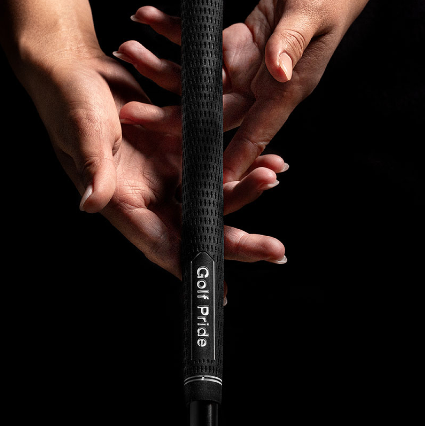 Mano mostrando el agarre del grip Golf Pride Tour Velvet Plus4 con parte baja gruesa