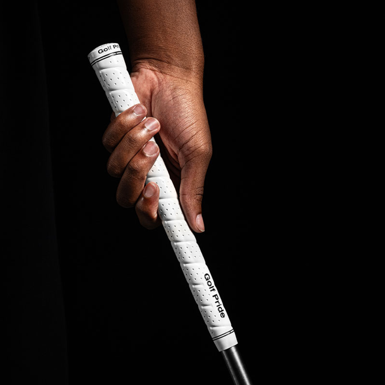 Mano mostrando el agarre del grip Golf Pride Tour Wrap 2G — tacto adherente