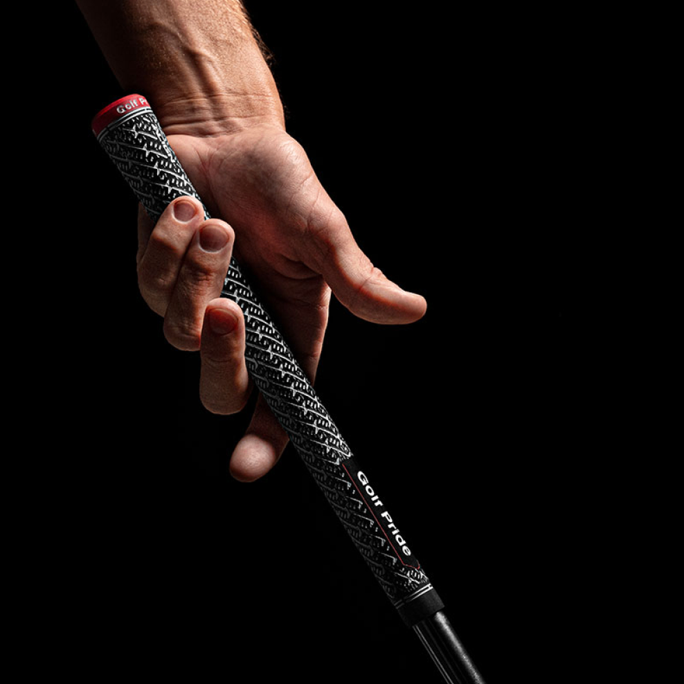 Mano mostrando el agarre del grip Golf Pride ZGRIP ALIGN con cresta ALIGN