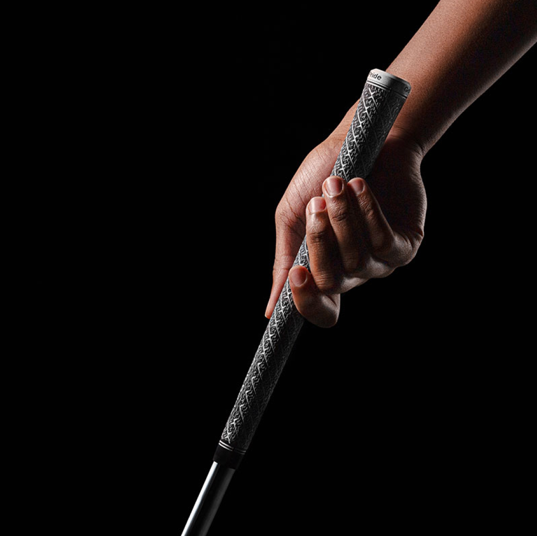 Mano mostrando el agarre del grip Golf Pride ZGRIP Cord con cordaje completo